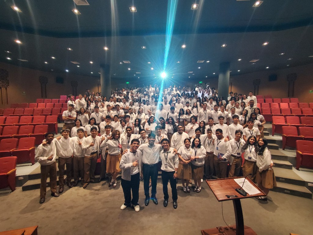 Estudiantes y equipo en auditorio durante una edición de Liga CEO en Panamá