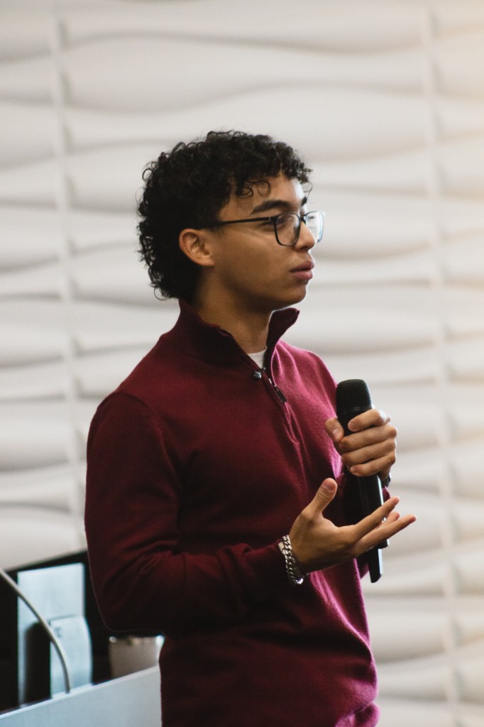 Daniel Domínguez, mentor de UORATORIA, hablando en escenario con micrófono