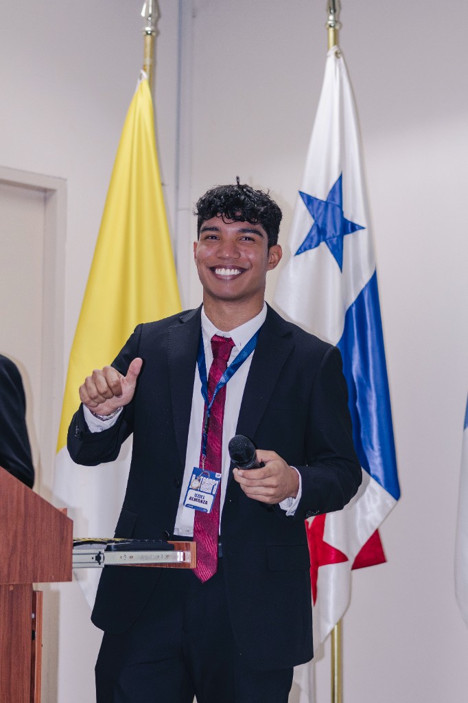 Uziel Almanza, mentor de UORATORIA, presentando con micrófono